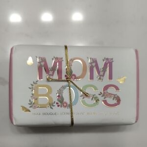MOM BOSS Rose Bouquet Scented Soap - Decorative Gift Bar Mother's Day Wife Siste